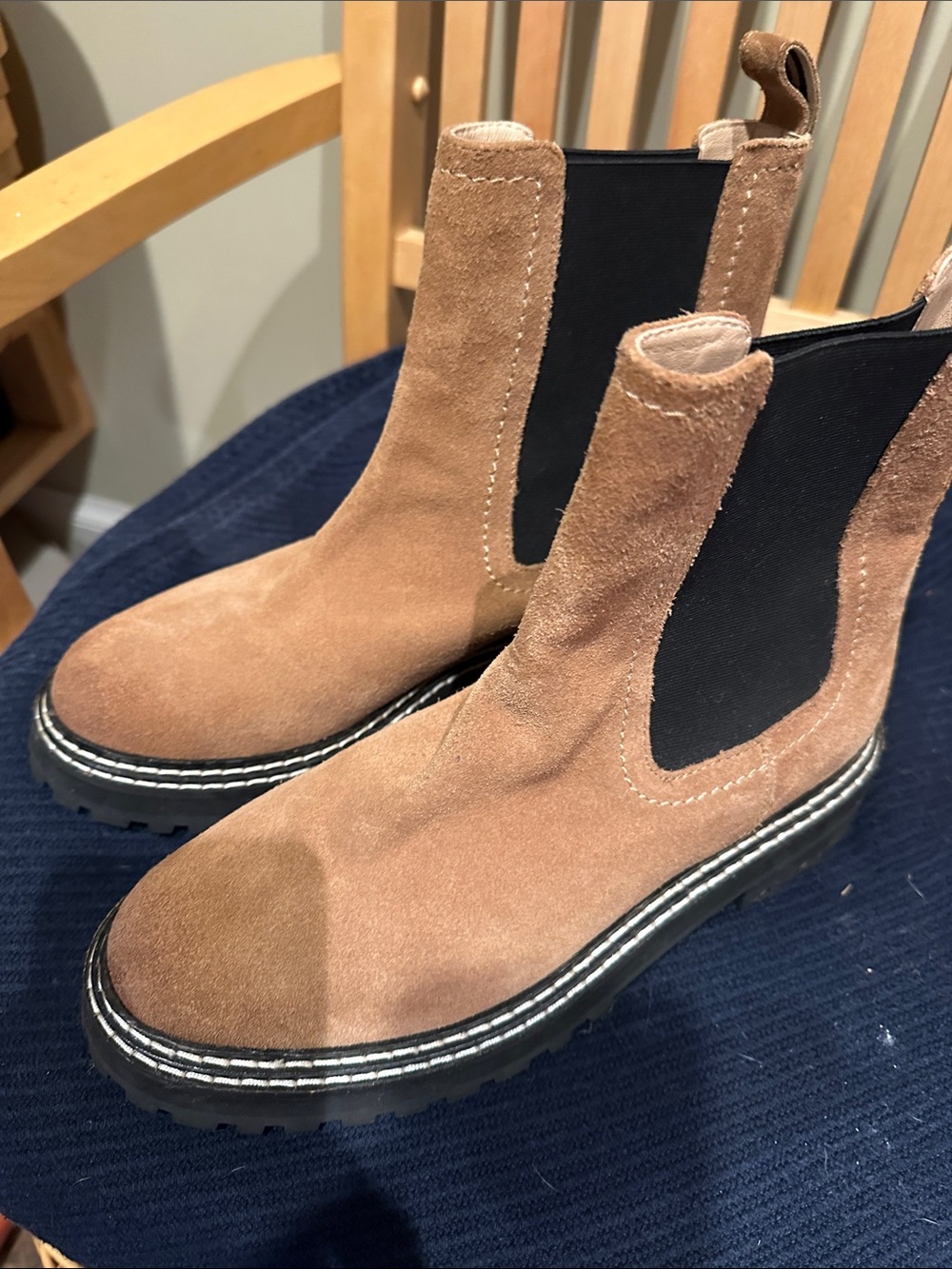 Biden sz 41  Brown Suede Chelsea Boots with Black Elastic Panels